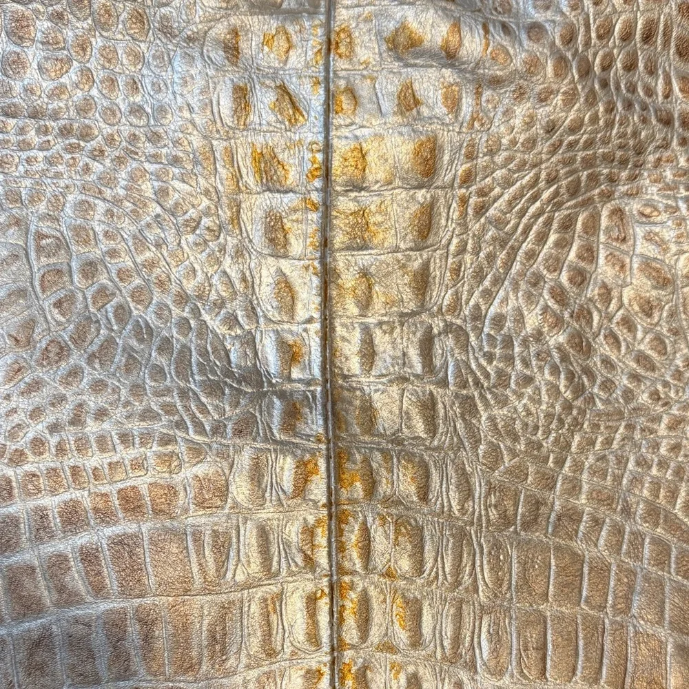 Chic Crocodile-Embossed Hobo Bag in Cream